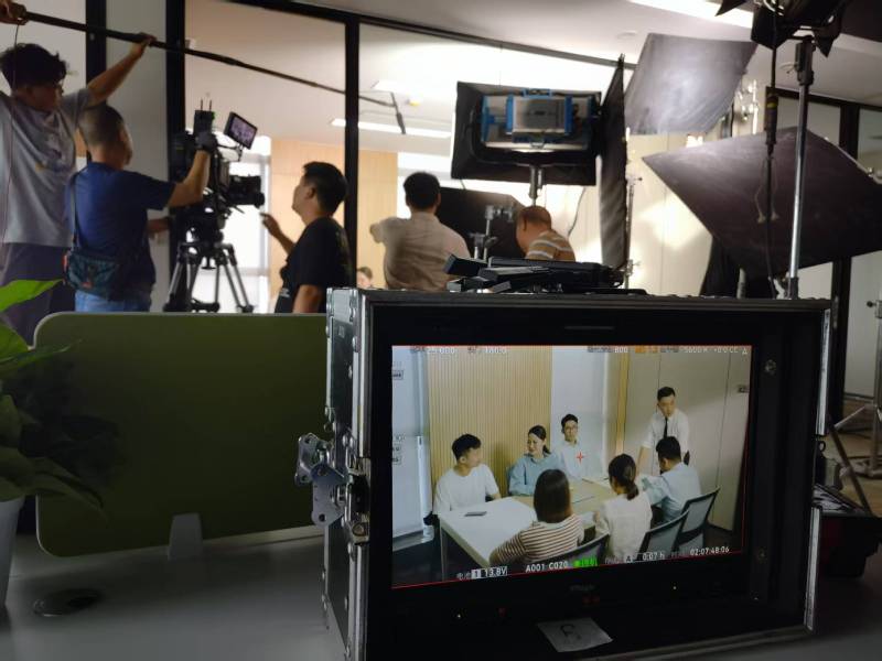 策勒县TVC拍摄公司：科技产品视觉化大师，诠释未来感与功能美学